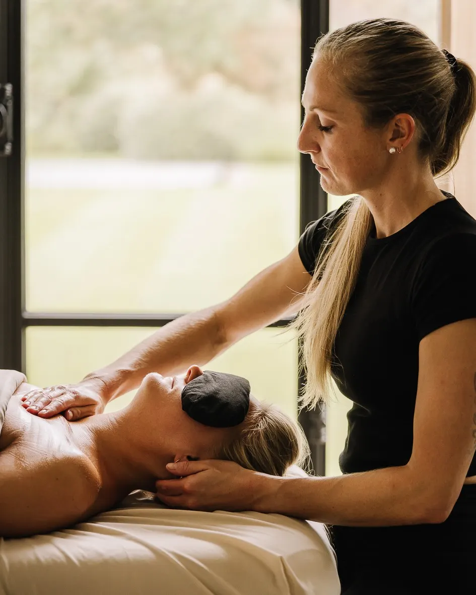 Sfeerbeeld van een Esalen massage bij Leen