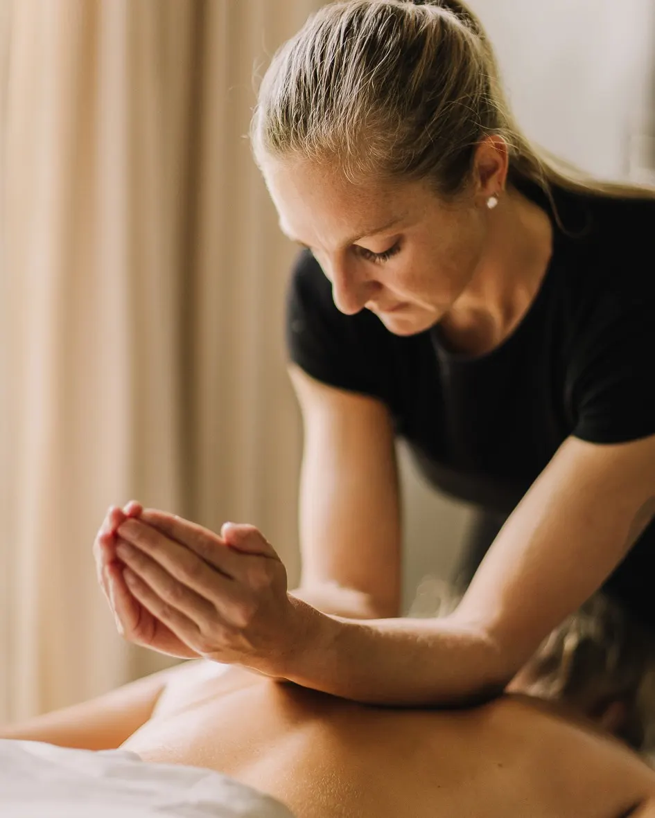 Sfeerbeeld van een Esalen massage bij Leen