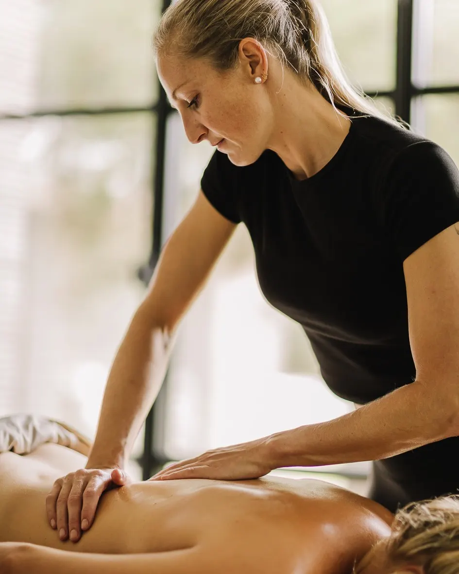 Leen geeft een Esalen massage aan iemand op de massagetafel