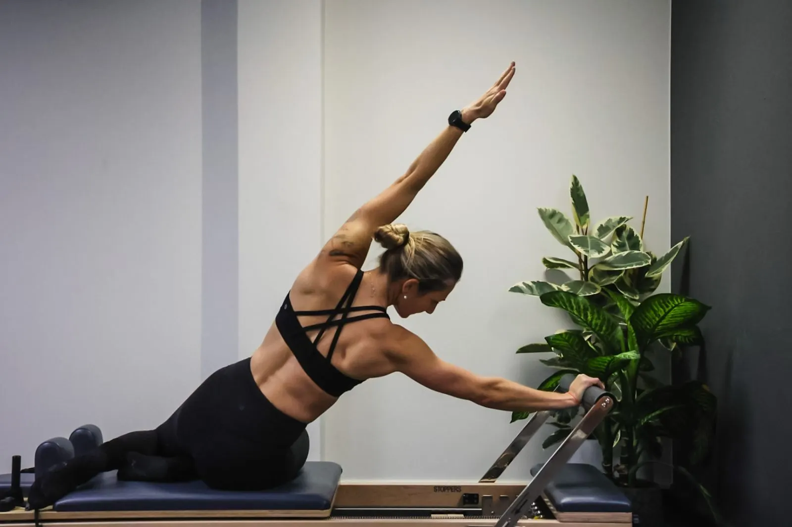 Leen in een zijwaartse stretch op de reformer